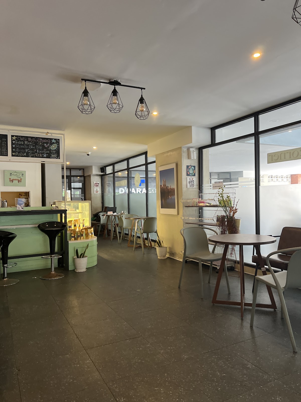 Oui Corner Coffee & Eatery (D'Paragon Menteng)